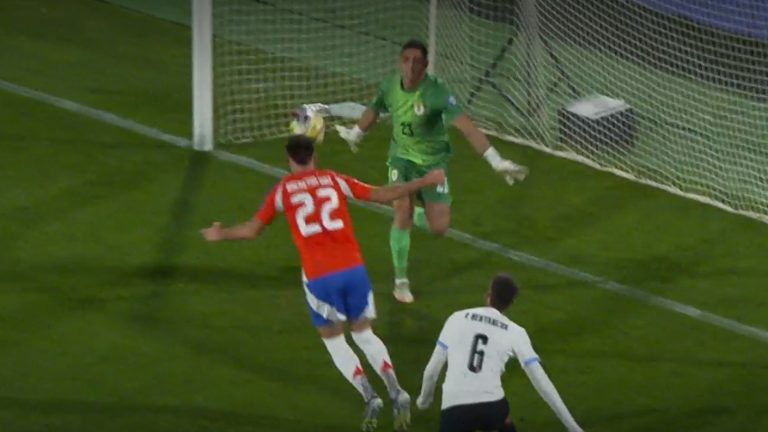 ¡Nooooooo, Ben! Insólito fallo de Brereton frente al arco uruguayo