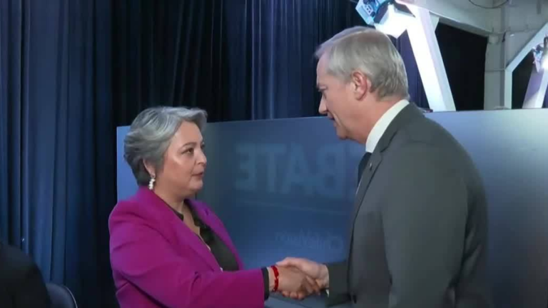 “Nos conoce perfecto”: Así fue el encuentro entre Jara y Kast en backstage del Debate Presidencial 2025