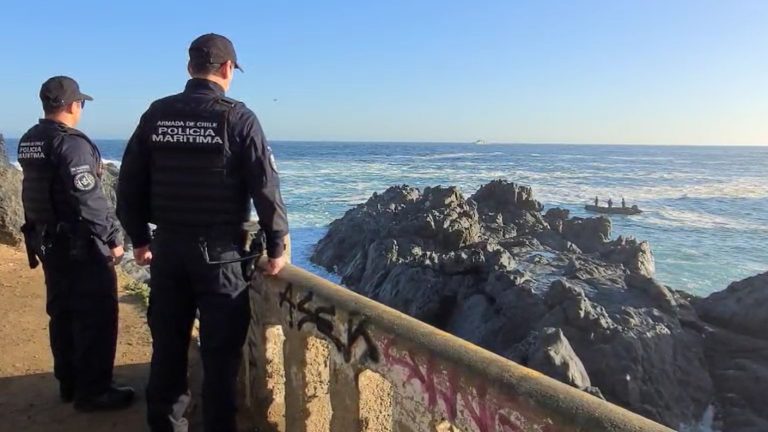 Marejadas complican búsqueda: Lo que se sabe de adolescente desaparecido tras piquero en playa de Valparaíso