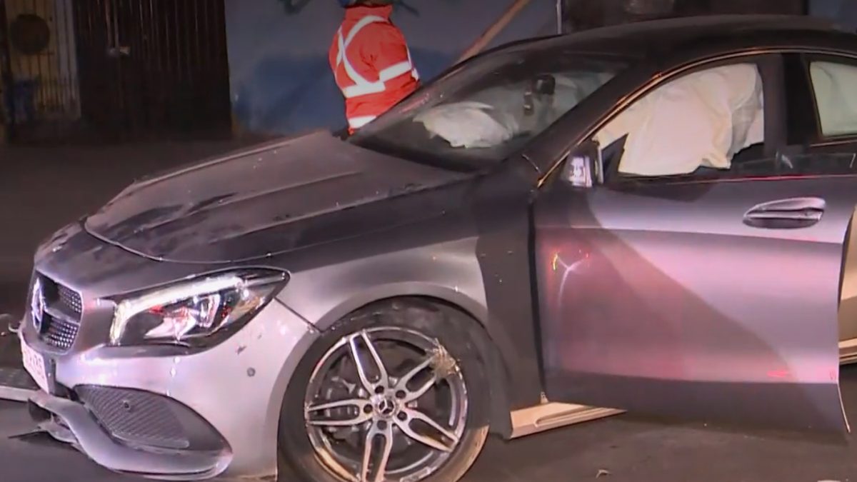 Auto choca contra poste y es abandonado en confuso incidente en La Granja
