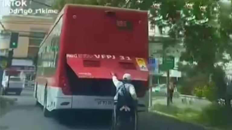 Temeraria acción: Joven en silla de ruedas se colgó de un bus RED