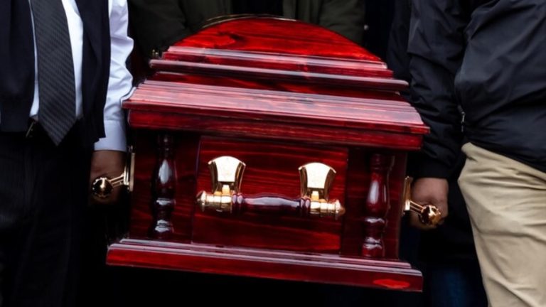 “¡Estoy vivo, estoy vivo!”: Joven irrumpe en su propio funeral y destapa grave negligencia