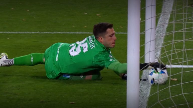 El VAR rectificó y anuló el gol de Vélez tras desesperada reacción del arquero de Racing Facundo Cambeses