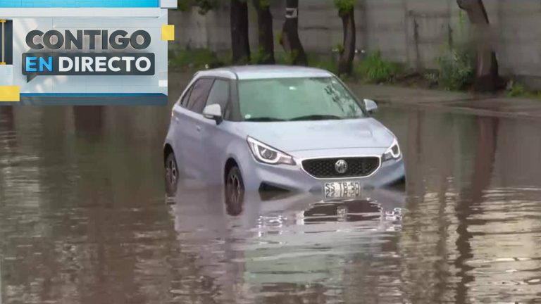 Intentó cruzar calle inundada: Vehículo quedó atrapado en vía anegada por acumulación de agua en Maipú