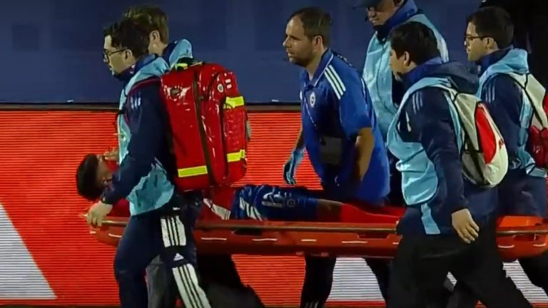 ¡Se fue llorando! Así se retiró por lesión Emiliano Ramos del duelo ante Japón