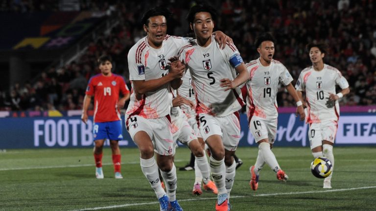 ¡Otra vez penal! El árbitro volvió a ir al VAR y sancionó la pena máxima contra Chile