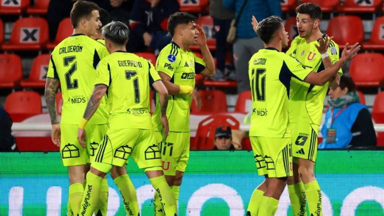 Pese a clasificar: Las fuertes sanciones de la Conmebol a la U tras incidentes ante Independiente