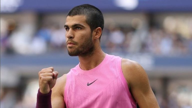 ¡Carlos Alcaraz vapuleó a Novak Djokovic! El español es el primer finalista del US Open