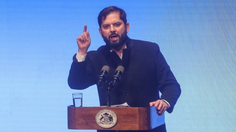 Fiscalía solicita sobreseer al presidente Boric por contratación de abogado con dinero fiscal