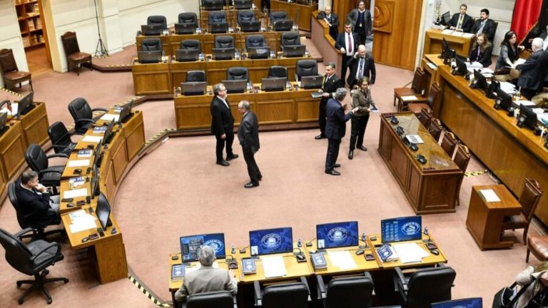 Dio paso clave: Senado aprobó multas y elevar requisitos para extranjeros que votan en Chile