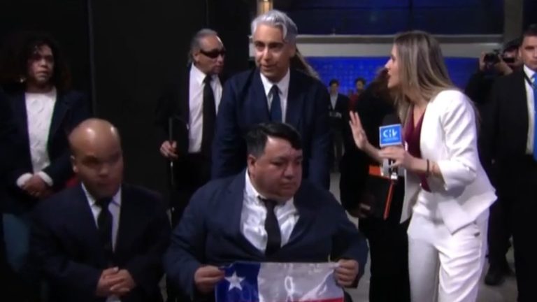 Acompañado por el “Chile invisible”: Así llegó Marco Enríquez-Ominami al Debate Presidencial 2025