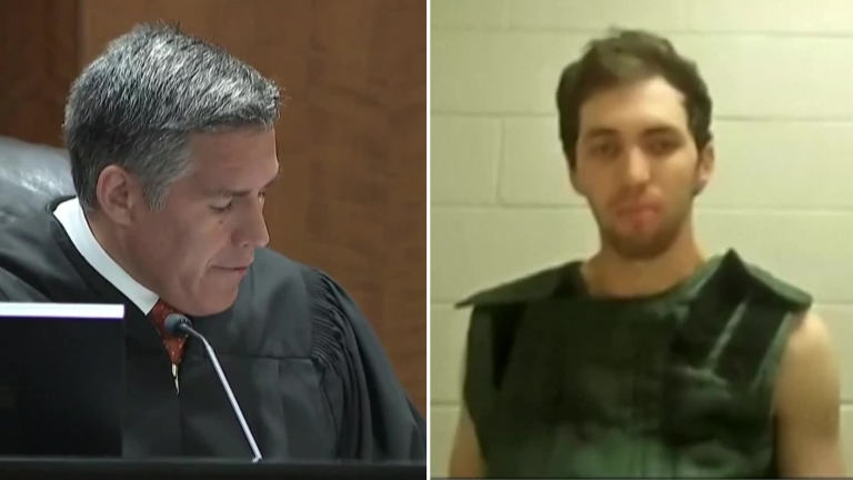 VIDEO | Así reaccionó el sospechoso por asesinato de Charlie Kirk al escuchar los cargos