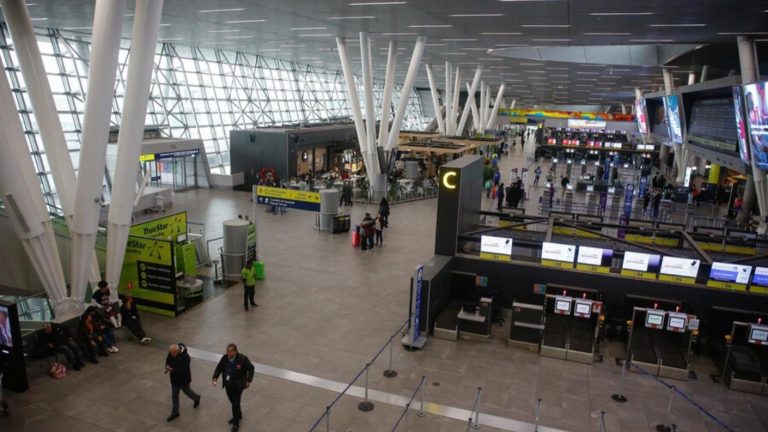 Insólito caso: La razón por la que hay 30 piernas humanas retenidas en el Aeropuerto de Santiago