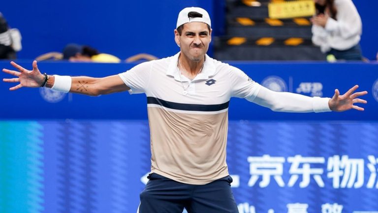 ¡Espléndido! Alejandro Tabilo tumba a Lorenzo Musetti y es campeón del ATP de Chengdu