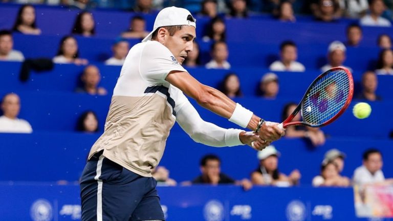 Alejandro Tabilo vio frenada su racha tras caer ante Zizou Bergs en el ATP de Tokio