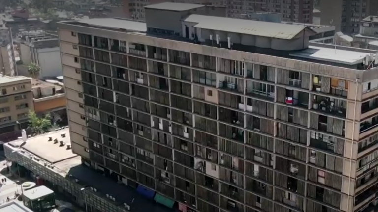 Polémica en edificio quemado en Santiago: Vecinos acusan que siguen pagando gastos comunes