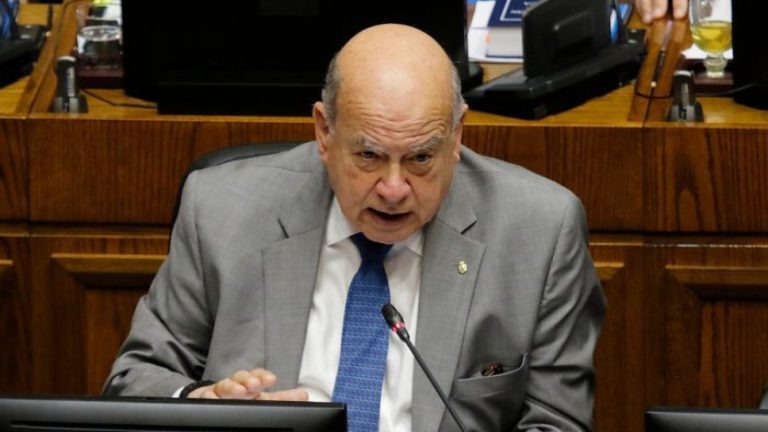 Senador José Miguel Insulza recibió el alta tras sufrir problemas al corazón
