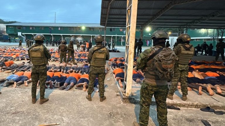 Reportan masacre al interior de cárcel en Ecuador: 17 presos murieron tras violenta pelea