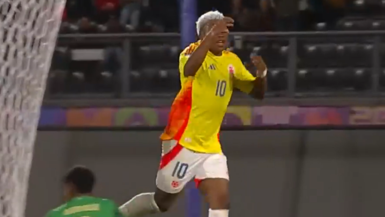 Lo pagaron caro: El error defensivo en Arabia Saudita que le permitió abrir la cuenta a Colombia