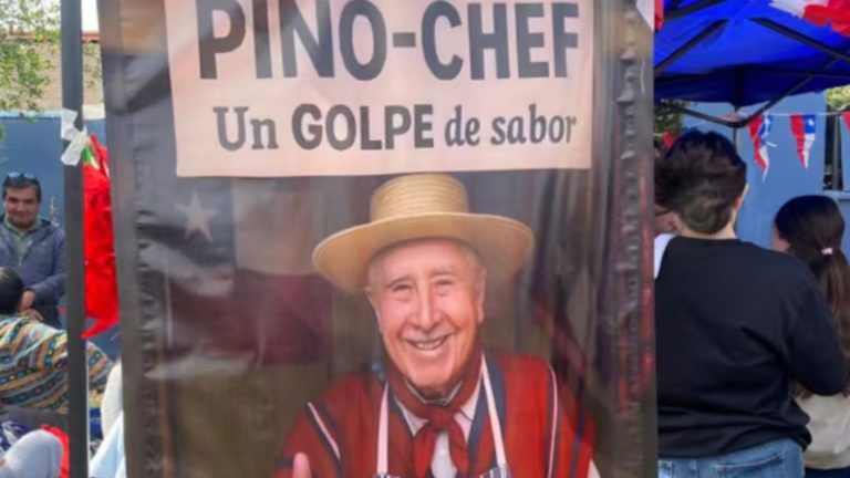 Superintendencia de Educación investiga fonda escolar que utilizó la imagen de Pinochet