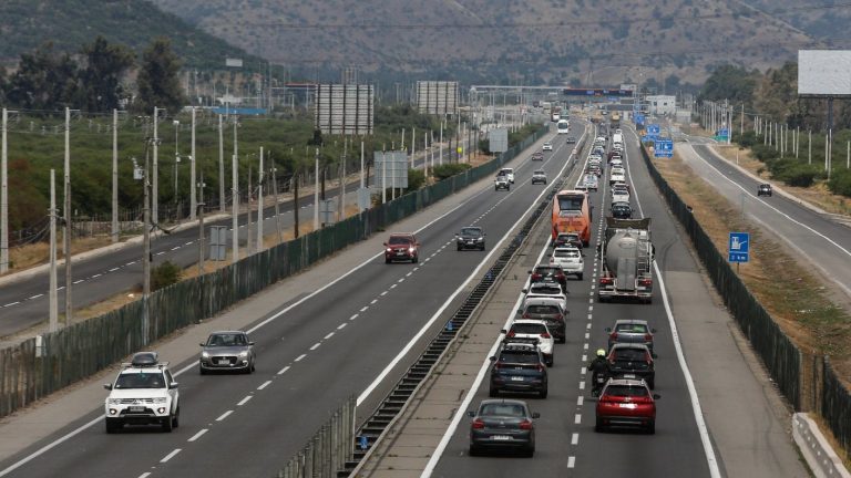 Choque de camiones provoca cierre total de túnel Lo Prado y taco kilométrico en Ruta 68