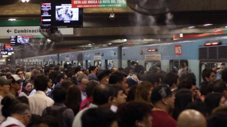 17 detenidos por disturbios durante romería: Metro reabrió una estación y mantiene dos cerradas