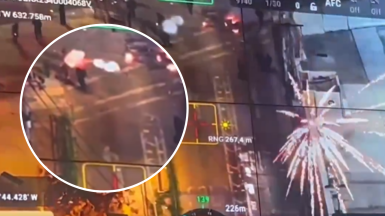 Graban a encapuchados atacando a carabineros con armas de fuego en Cerro Navia