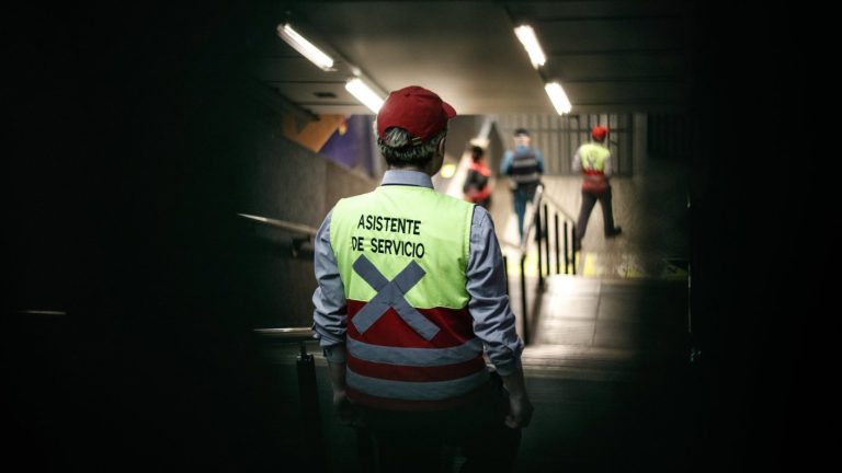 Emergencia en Metro de Santiago obligó suspensión de estaciones en Línea 1: Servicio fue normalizado