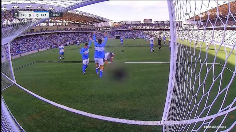 Emergencia en el Claro Arena: Arquero Patricio Toledo cayó desplomado en la cancha