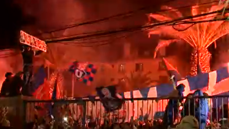 Banderazo de hinchas de la U termina con un incendio a las afueras de hotel de concentración en La Serena