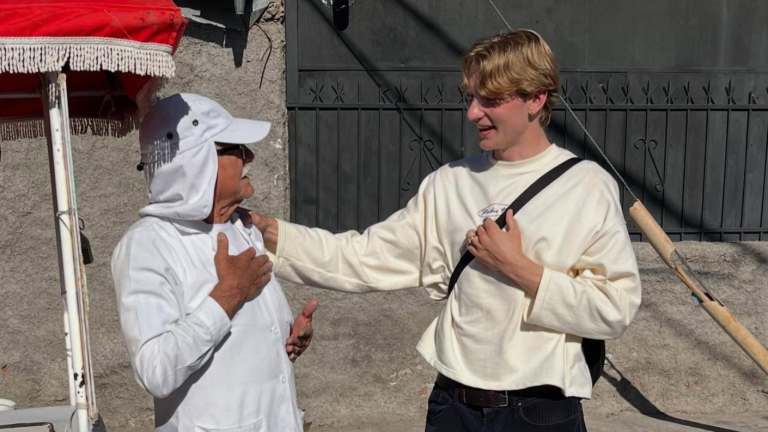 “No hay nada mejor”: Tiktoker finlandés en Chile declaró su amor por clásica fritura nacional