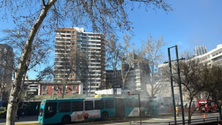Emergencia por bus RED incendiado en avenida Providencia