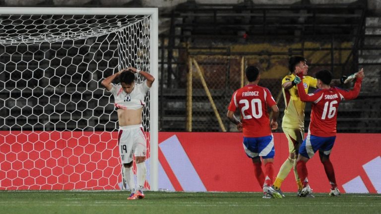 ¡Notable el arquero chileno! Sebastián Mella se lució al contener un lanzamiento penal ante Japón