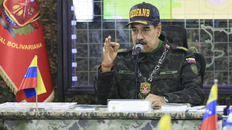 Maduro firma decreto de conmoción externa ante “amenazas” de Estados Unidos