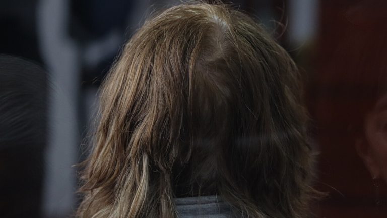 Decretan prisión preventiva para mujer acusada de doble parricidio en Chiguayante