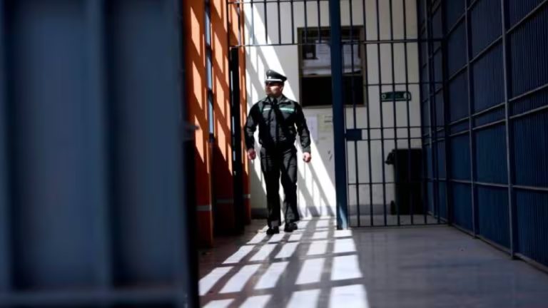 Fueron sorprendidos besándose: Asistente social es despedida tras involucrarse con reo en el Penal Biobío