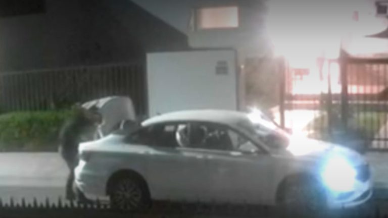 Revelan video de violento turbazo donde delincuentes golpearon a niño de 13 años en Peñalolén