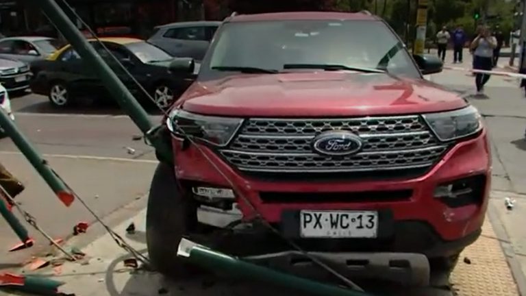 Uno de los afectados es un exjugador de Colo Colo: Conductora huyó de encerrona en Ñuñoa y chocó tres autos