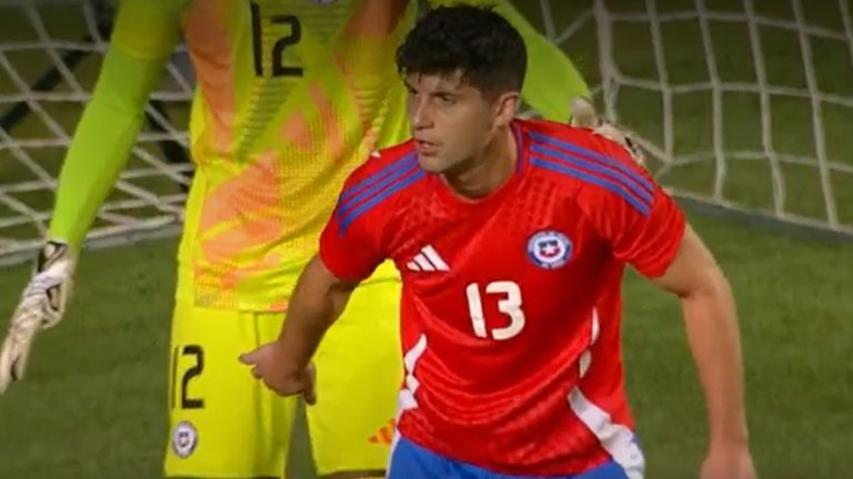 ¡Casi desde la línea! Perú llegó con peligro y Benjamín Kuscevic salvó a Chile