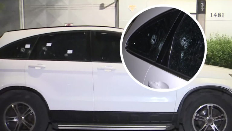 Auto recibió más 18 disparos: Conductor quedó detenido por manejo en estado de ebriedad