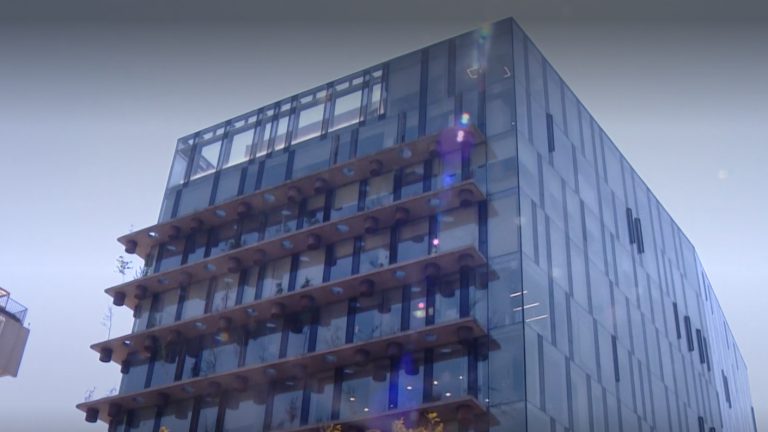 Vecinos de Las Condes denuncian ruidos molestos y suciedad por disco en azotea