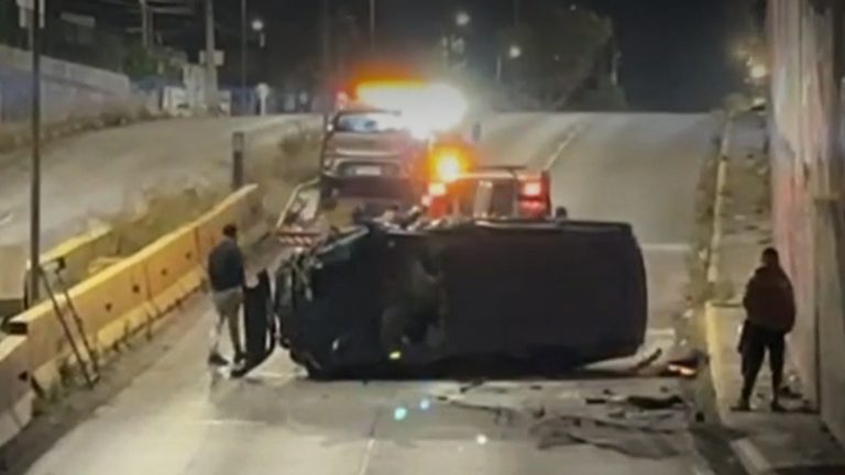 Impactante choque y volcamiento: Auto cae de paso bajo nivel tras colisión con otro vehículo