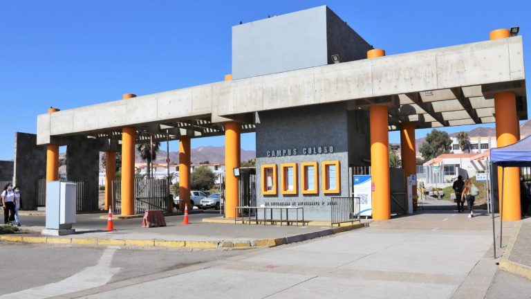 Masiva evacuación en todos los campus de la Universidad de Antofagasta por amenaza de tiroteo