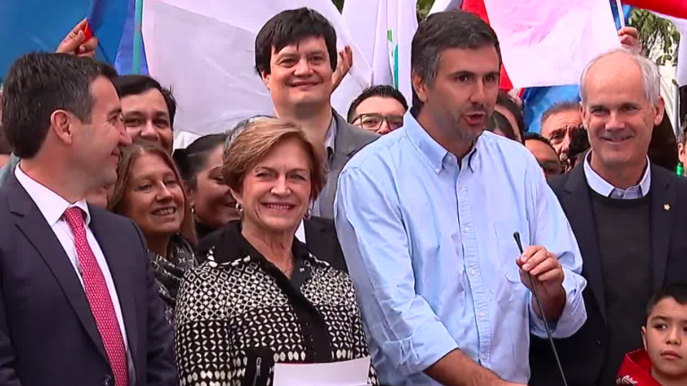 Jefe de campaña de Evelyn Matthei desata polémica tras tildar al gobierno de “atorrantes”