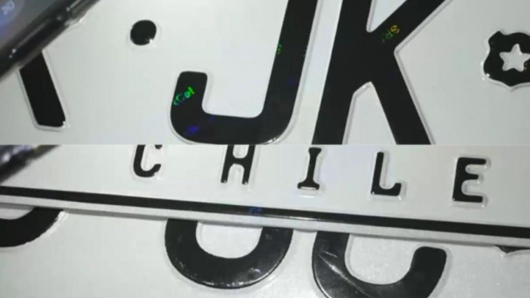 Histórico cambio en placas patentes para vehículos: Nuevo diseño tendrá cinco letras y será verde