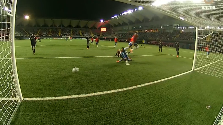 De no creer: El palo le impidió a Ben Brereton marcar el empate de Chile ante Perú