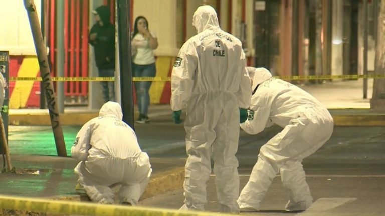 Investigan secuestro en Santiago Centro: Amenazaron a hombre con disparos y lo subieron a un auto