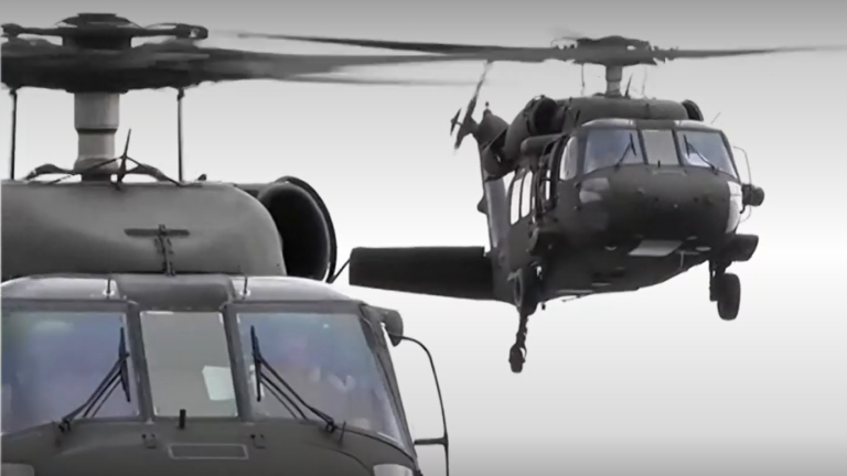 Sobrevivientes de caída de helicóptero en Campos de Hielo llegan a Hospital de la FACh en Santiago