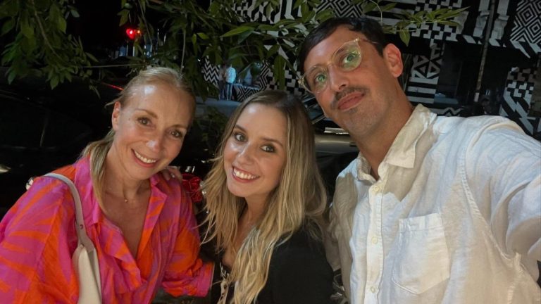 “Lo mejor que me pasó...”: Hija de Karen Doggenweiler pololea con famoso periodista argentino