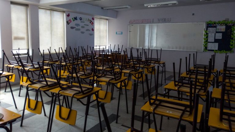 Impacto en Calama: Desplome de techo en liceo dejó una persona atrapada